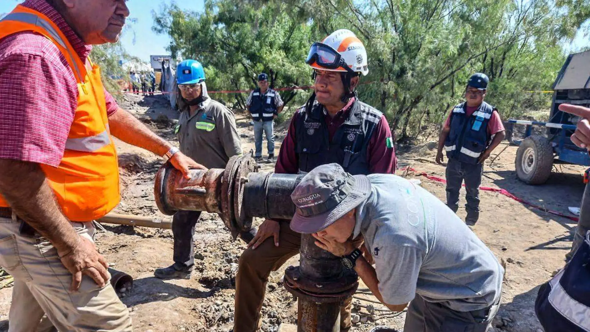 Mineros atrapados en Coahuila PC niega suspensión de actividades para rescate